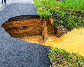 Nửa nền đường sạt lở xuống sông, đường vào Cát Tiên bị chia cắt