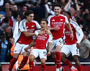 Arsenal thắng nghẹt thở Leicester nhờ bài phạt góc sở trường