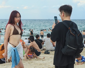 ‘Bãi biển đẹp nhất hành tinh’ đông nghịt người dịp lễ 2-9
