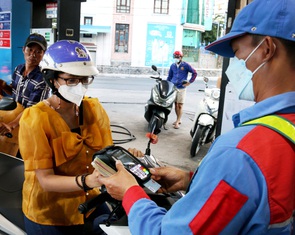 Đã có app cho mua xăng dầu trước, trả tiền chậm sau đó