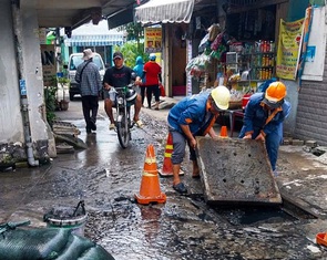 Hẻm ngập nửa tháng, đường như ‘ao cá’ ở Bình Tân: Trước mắt thường xuyên nạo vét cống
