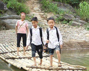 Khát vọng đến trường: Nhìn các em đi học mà thương