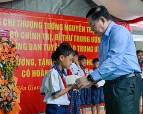 Trưởng Ban Tuyên giáo Trung ương trao học bổng cho học sinh nghèo