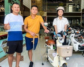 Món quà bất ngờ đến với cô học trò mồ côi trước khai giảng từ chàng YouTuber 'một chân'