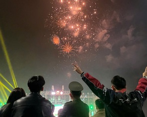 Bạn trẻ Huế đội mưa đêm giao thừa chờ đón thời khắc lịch sử thành phố trực thuộc trung ương