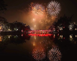 Cả nước đón năm mới 2025: Khắp chốn pháo hoa rền vang tỏa sáng bầu trời