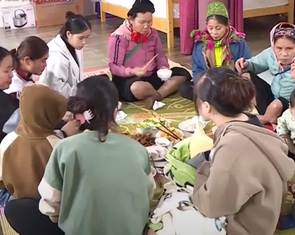Bữa cơm đầu tiên trong nhà mới ở Làng Nủ gây xúc động cầu truyền hình năm mới