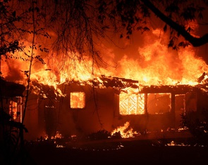Vì sao cháy rừng ở California bùng phát và khó dập lửa?