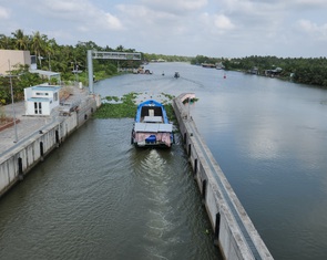 Vận hành hệ thống âu thuyền Vàm Bà Lịch để kiểm soát mặn