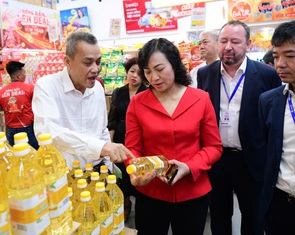 Siêu thị, chợ đầu mối lo hàng Tết bị đứt hàng, giá tăng vì kẹt xe