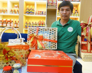 Giỏ quà sản phẩm OCOP và túi gạo ST25 trồng vùng đất Kiên Giang bán đắt ngày Tết