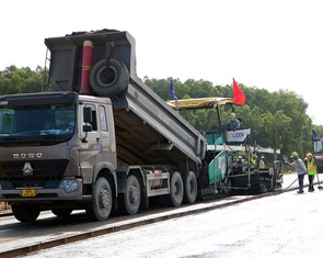 Cao tốc Biên Hòa - Vũng Tàu đoạn qua Đồng Nai bắt đầu thảm nhựa