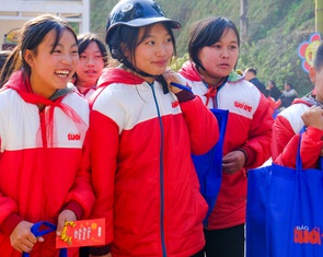 Tết sẻ chia năm 2025: hơn 1.000 phần quà đã đến tay học sinh, giáo viên huyện Si Ma Cai