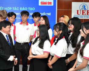 Sinh viên Trường đại học Kinh tế - Tài chính TP.HCM học thực hành tại báo Tuổi Trẻ