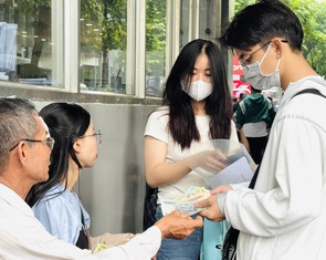 Sinh viên phản ánh đóng trước một phần học phí mới được gia hạn, trường nói gì?