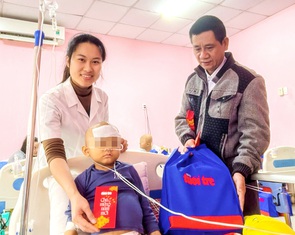 Nhận quà Tết trong viện, người mẹ rưng rưng khi con hỏi Tết này có được về quê không
