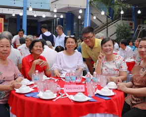 TP.HCM: Một phường tổ chức bữa cơm Tết nghĩa tình với hơn 800 người dân tham dự