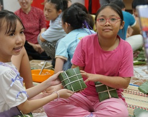 Học sinh cùng cha mẹ gói bánh chưng, tìm hiểu Tết cổ truyền