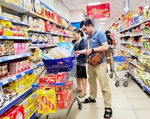 Giảm giá thêm, bánh kẹo, bia hàng Tết vẫn ngóng khách