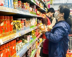 Hàng phục vụ Tết dồi dào, siêu thị bán hàng hết khách mới nghỉ