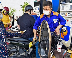 Giá xăng quay đầu giảm, dầu tăng trước kỳ nghỉ Tết