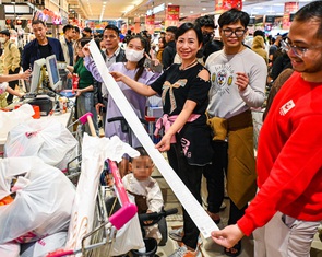 Người Hà Nội ùn ùn tới siêu thị sắm Tết, hóa đơn dài hàng mét