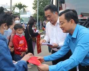 Hàng ngàn công nhân Bình Dương về quê đón Tết trên xe miễn phí với lời hẹn ngày trở lại