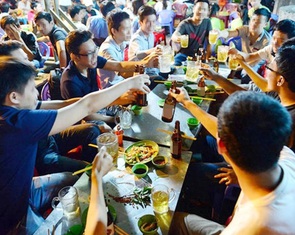 Uống rượu bia ngày Tết khó tránh, không cẩn trọng ngộ độc như chơi