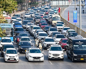 Ngạc nhiên chưa: Người Hà Nội du xuân đông đảo nhưng chấp hành nghiêm quy tắc giao thông