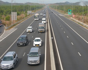 Mùng 2 Tết, xe cộ nườm nượp trên cao tốc Phan Thiết - Dầu Giây