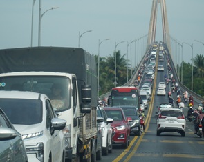Cầu Rạch Miễu kẹt cứng ngày mùng 2 Tết