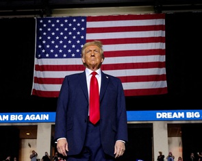 Ông Trump bất bình việc treo cờ rủ ngay lễ nhậm chức, nói Đảng Dân chủ 'không yêu nước'