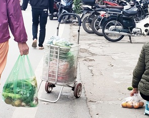 Kinh hoàng rác nhựa ngập tràn - Kỳ 2: Rác nhựa ngập chợ, bay khắp nơi