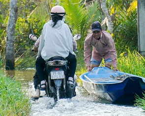 Bến Tre cảnh báo người dân kê cao đồ đạc để ứng phó triều cường