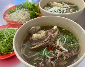 Vị mặn bún bò Ngọc Nhân và tình yêu vợ chồng cô chủ