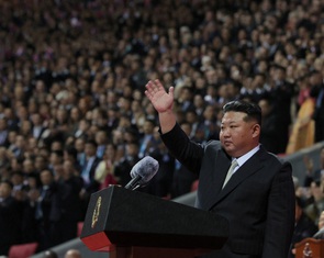 Triều Tiên duyệt binh trong đêm, lần đầu công khai tên lửa Hwasong-20