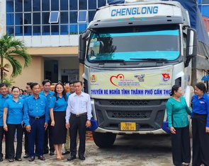 Chuyến xe nghĩa tình của người dân Cần Thơ lăn bánh tới đồng bào bị ảnh hưởng bão lũ