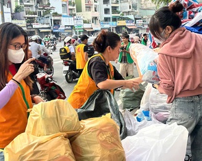 Người dân TP.HCM nườm nượp gửi quà cho vùng lũ, người đến trao quà trở thành tình nguyện viên