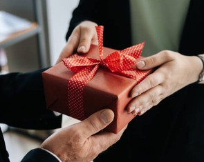 Món quà gì tặng mẹ, tặng vợ cho ngày 20-10 đáng nhớ?