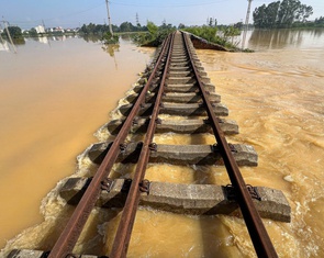 Hiện trường vụ nền đường tàu bị xói lở, lũ tràn vào làm nhiều nhà dân Hà Nội bị ngập sâu