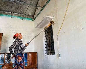 Lợp lại mái nhà sau dông bão từ nguồn hỗ trợ của báo Tuổi Trẻ