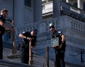 Dân Mỹ khốn đốn đủ đường vì chính phủ đóng cửa