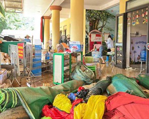 Lũ rút dần, để lại sự tan hoang và nỗi lo