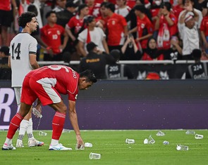 Cổ động viên Indonesia lại gây ra hình ảnh xấu xí