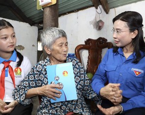 Trung ương Đoàn hỗ trợ hơn 2,1 tỉ đồng người dân thiệt hại bão Bualoi