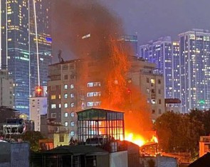 Bắt người đàn ông hai lần đốt rác trên sân thượng, gây cháy lan sang nhà hàng xóm