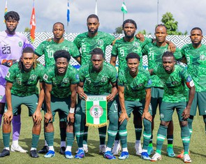 Tuyển Nigeria hú vía trên chuyến bay gặp sự cố