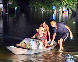 Nước sông Thương vẫn trên báo động 3, người dân xuyên đêm chạy lũ