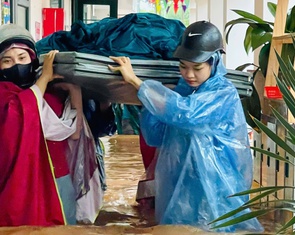 Bắc Ninh nước rút, các cô vớt vát ít học cụ chìm trong bùn