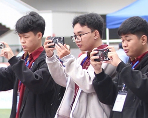 Sinh viên tập làm phóng viên ảnh tại giải bóng đá công nhân